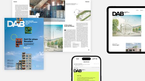 Collage des crossmedialen Angebots des Deutschen Architekt:innenblatts mit Printmagazin, Doppelseiten, Tablet-Ansicht der Website und mobiler Darstellung des Newsletters vor hellem Hintergrund.