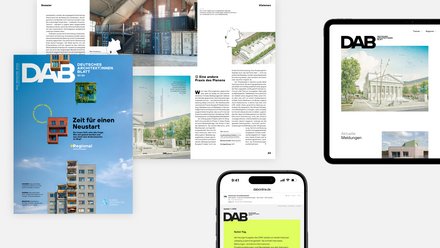 Collage des crossmedialen Angebots des Deutschen Architekt:innenblatts mit Printmagazin, Doppelseiten, Tablet-Ansicht der Website und mobiler Darstellung des Newsletters vor hellem Hintergrund.