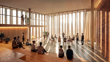 Innenraum‑Rendering eines hohen Veranstaltungsraums: helle, sonnendurchflutete Halle mit großflächigen Vertikalfenstern, sichtbaren Holzsäulen, Backsteinwand rechts und gestaffelten Holzbänken links; Gruppen von Menschen sitzen, stehen und sprechen in informeller Workshop‑Atmosphäre.