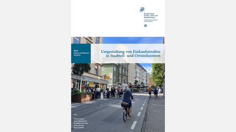 Titelbild einer Publikation mit belebter Einkaufsstraße, Menschen zu Fuß und auf Fahrrädern.