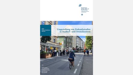 Titelbild einer Publikation mit belebter Einkaufsstraße, Menschen zu Fuß und auf Fahrrädern.
