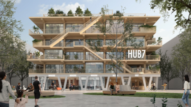 Modernes Gebäude mit Dachbegrünung und einigen Menschen, die spazieren gehen.