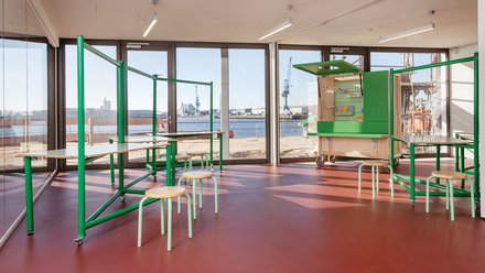 Innenansicht des Urbaneo-Architekturzentrums mit Blick auf Fensterfront