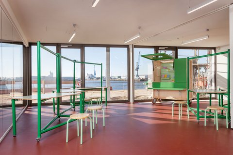Innenansicht des Urbaneo-Architekturzentrums mit Blick auf Fensterfront