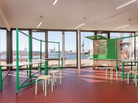 Innenansicht des Urbaneo-Architekturzentrums mit Blick auf Fensterfront