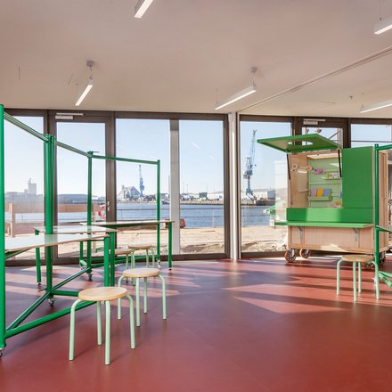 Innenansicht des Urbaneo-Architekturzentrums mit Blick auf Fensterfront