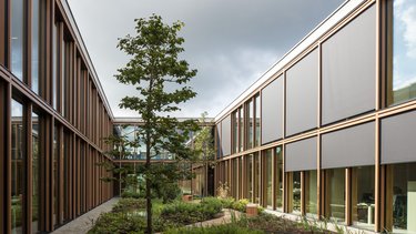 Campus mit einem grünen Innenhof.