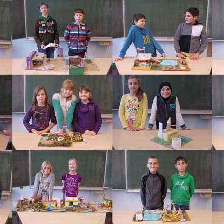 "Ein Mosaik aus zwölf Porträtfotos. Jedes Bild zeigt ein oder zwei Schüler, die stolz vor einer Schultafel stehen und ihre selbstgebastelten Architektur-Modelle aus Pappe, Papier und Naturmaterialien präsentieren. Die Modelle sind sehr unterschiedlich gestaltet, von farbenfrohen Häusern bis hin zu Burgruinen."