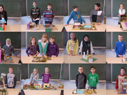 "Ein Mosaik aus zwölf Porträtfotos. Jedes Bild zeigt ein oder zwei Schüler, die stolz vor einer Schultafel stehen und ihre selbstgebastelten Architektur-Modelle aus Pappe, Papier und Naturmaterialien präsentieren. Die Modelle sind sehr unterschiedlich gestaltet, von farbenfrohen Häusern bis hin zu Burgruinen."