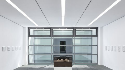 Heller Innenraum mit großem Fenster und minimalistischer Ausstattung.