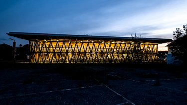 Außenansicht eines Gebäudes bei Nacht