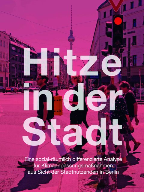 Rot eingefärbtes Buchtitel-Cover mit dem großen weißen Schriftzug „Hitze in der Stadt“, das Passanten in Berlin – darunter eine Person mit einem gelben Koffer-Rucksack – vor dem Berliner Fernsehturm zeigt.