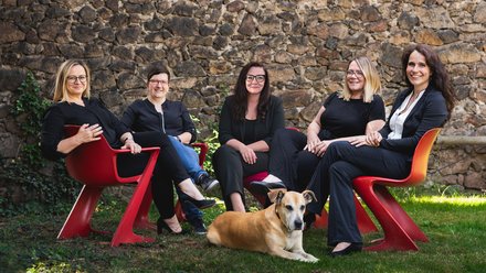 Das Team des Radebeuler Büros: Kerstin Demarczyk, Sandra Bias, Andrea Obst, Antje Liebthal, Nadine Merkla (v. l. n. r.), vorn Bürohündin Kira