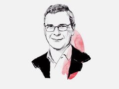 "Illustration eines Mannes mittleren Alters mit kurzen dunklen Haaren und Brille. Er trägt ein weißes Hemd und einen schwarzen Blazer mit rosa-roter Akzentuierung auf der rechten Schulter. Der Mann lächelt freundlich in die Kamera. Die Illustration ist im Skizzen-Stil mit Bleistiftzeichnung und Aquarellakzenten ausgeführt."