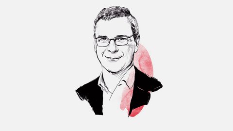 "Illustration eines Mannes mittleren Alters mit kurzen dunklen Haaren und Brille. Er trägt ein weißes Hemd und einen schwarzen Blazer mit rosa-roter Akzentuierung auf der rechten Schulter. Der Mann lächelt freundlich in die Kamera. Die Illustration ist im Skizzen-Stil mit Bleistiftzeichnung und Aquarellakzenten ausgeführt."