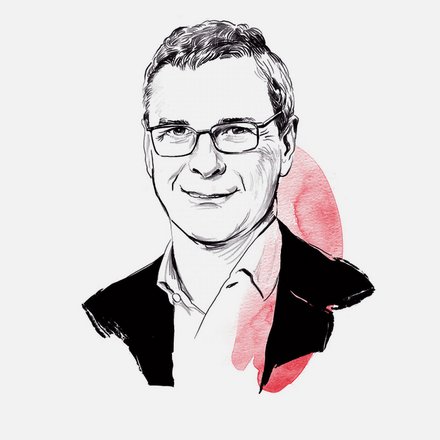 "Illustration eines Mannes mittleren Alters mit kurzen dunklen Haaren und Brille. Er trägt ein weißes Hemd und einen schwarzen Blazer mit rosa-roter Akzentuierung auf der rechten Schulter. Der Mann lächelt freundlich in die Kamera. Die Illustration ist im Skizzen-Stil mit Bleistiftzeichnung und Aquarellakzenten ausgeführt."