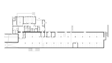 Schwarz-weiße Linienzeichnung eines Grundrisses des Erdgeschosses mit mehreren Räumen, Fluren und Treppenhäusern