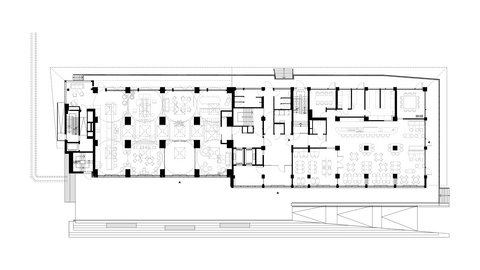 Grundriss Erdgeschoss 1:200, langer Riegel; mittig Erschließungskern mit Treppen/Aufzügen, links kleinere Räume, rechts offene Bereiche mit Tischen und Theke; Beschriftung „Kellogg’s Bremen – destilat“.