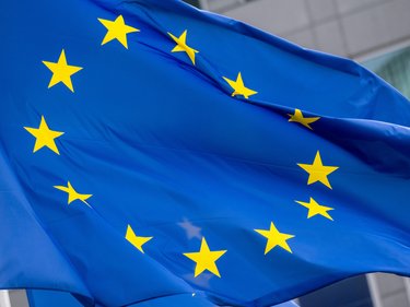 Europäische Union-Flagge mit gelben Sternen auf blauem Hintergrund.
