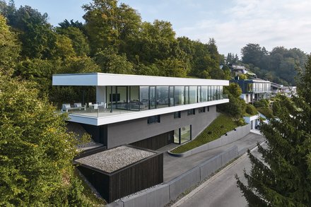 Modernes Haus umgeben von Bäumen