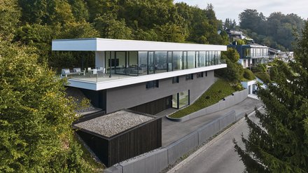 Modernes Haus umgeben von Bäumen