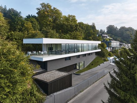 Modernes Haus umgeben von Bäumen