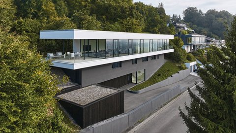 Modernes Haus umgeben von Bäumen