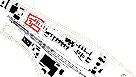 Grafische Illustration eines länglichen Stadtgrundrisses mit Pfeilen, Symbolen und typografischen Elementen.