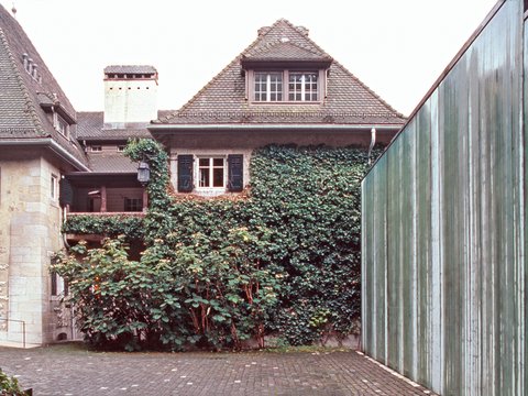 Fassade nach ihrem Verfärbungsprozesses