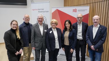 Gruppenfoto von Vertreterinnen und Vertretern der Architekten- und Ingenieurkammer Niedersachsen vor Roll-ups.