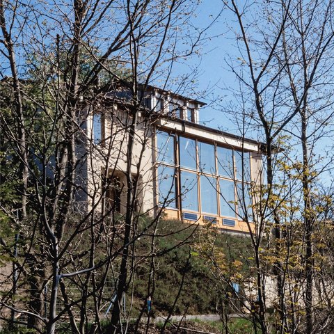 Das Haus Nadig mit seinen großzügigen Südfassaden