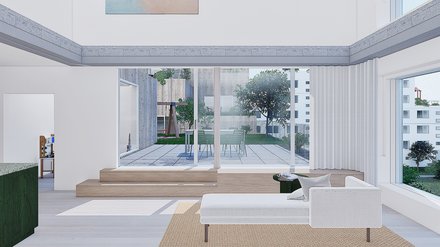 Wohnraum mit Terrasse Alt: Helles Wohnzimmer mit großer Verglasung zur Terrasse; weiße Couch, heller Boden; Blick in grünen Hof und Nachbarhäuser.