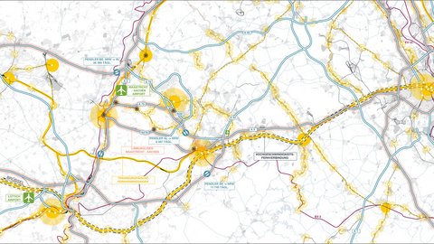 Eine Karte zeigt die wichtigsten Verkehrsinfrastrukturen in der Region. Orangefarbene, gestreifte Korridore markieren Schnellstraßen, während blaue Linien das regionale Bahnnetz darstellen. Gelbe, punktierte Kreise verdeutlichen die Einzugsgebiete um Verkehrsknotenpunkte, und grüne Flugzeugsymbole weisen auf Flughäfen wie Maastricht-Aachen und Lüttich Airport hin.
