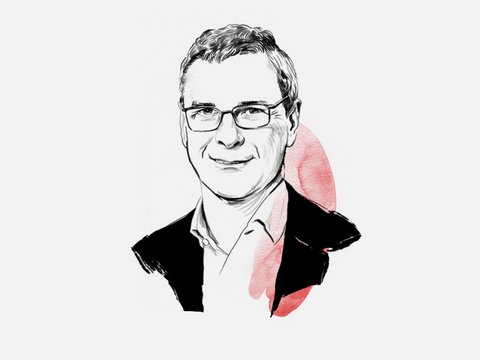 "Illustration eines Mannes mittleren Alters mit kurz geschnittenem grauem Haar und Brille mit schwarzem Rahmen. Die Zeichnung ist in schwarzer Tinte ausgeführt. Der Mann trägt ein schwarzes Sakko über einem hellen Hemd. Hinter dem Hals und der rechten Schulter sind rosa Aquarell-Pinselstriche zu sehen, die einen abstrakten künstlerischen Hintergrund bilden. Der Mann hat einen ruhigen, zufriedenen Gesichtsausdruck. Die Illustration kombiniert präzise Strichzeichnung mit freien Aquarellakzenten auf weißem Untergrund."