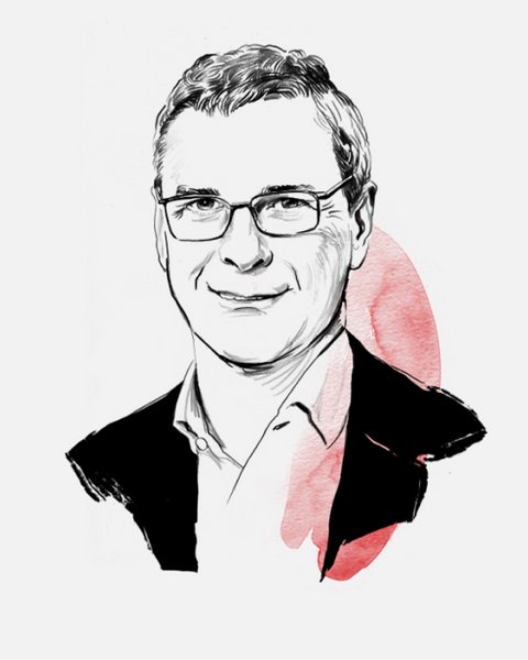 "Illustration eines Mannes mittleren Alters mit kurz geschnittenem grauem Haar und Brille mit schwarzem Rahmen. Die Zeichnung ist in schwarzer Tinte ausgeführt. Der Mann trägt ein schwarzes Sakko über einem hellen Hemd. Hinter dem Hals und der rechten Schulter sind rosa Aquarell-Pinselstriche zu sehen, die einen abstrakten künstlerischen Hintergrund bilden. Der Mann hat einen ruhigen, zufriedenen Gesichtsausdruck. Die Illustration kombiniert präzise Strichzeichnung mit freien Aquarellakzenten auf weißem Untergrund."