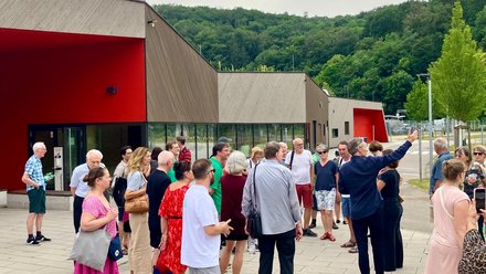 Personengruppe vor einer Jugendverkehrsschule