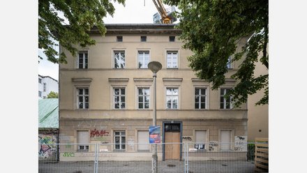 Ansicht eines Vorderhauses mit Blick von der Straße