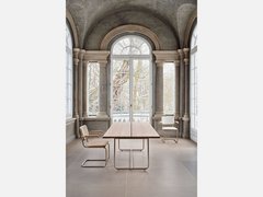 Moderner Schreibtisch und Stuhl vor einer Fensterwand
