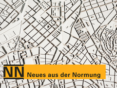 „Ein grafischer Stadtplan als Hintergrund mit einem orangefarbenen Banner am unteren Rand und dem Schriftzug ‚NN Neues aus der Normung‘.“