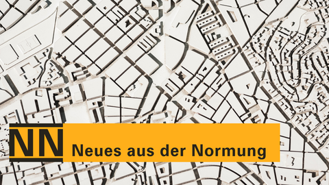 „Ein grafischer Stadtplan als Hintergrund mit einem orangefarbenen Banner am unteren Rand und dem Schriftzug ‚NN Neues aus der Normung‘.“