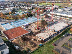 Baustelle eines Tenniszentrums