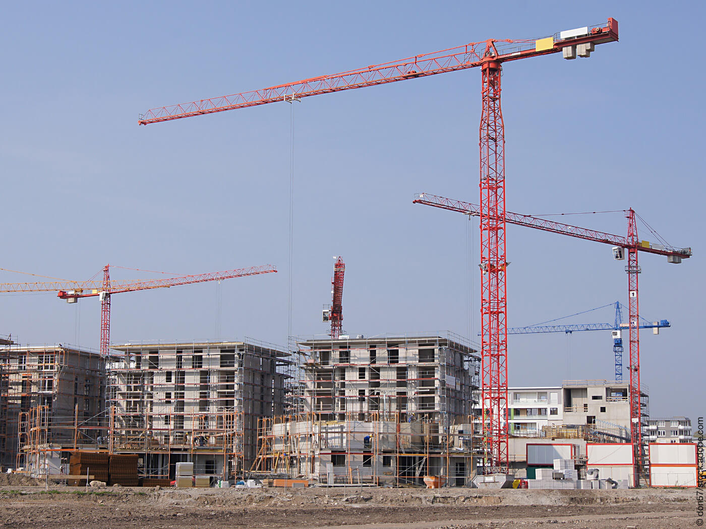 Baustelle mit Rohbauten und Kränen