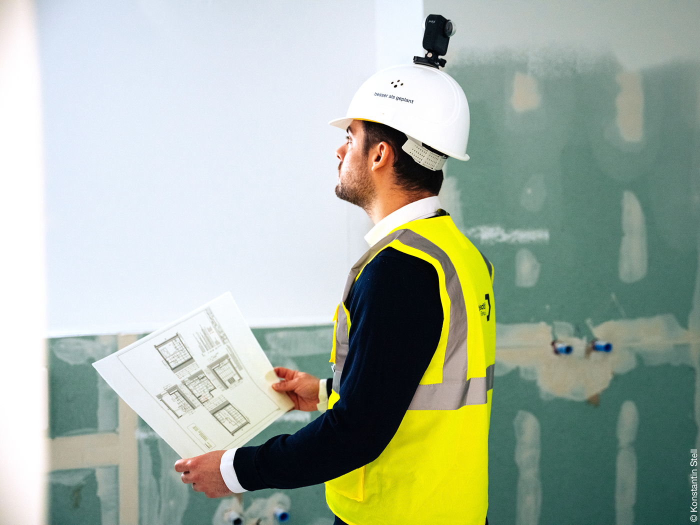 Baustellen-Rundgang mit 360-Grad-Kamera auf dem Schutzhelm 