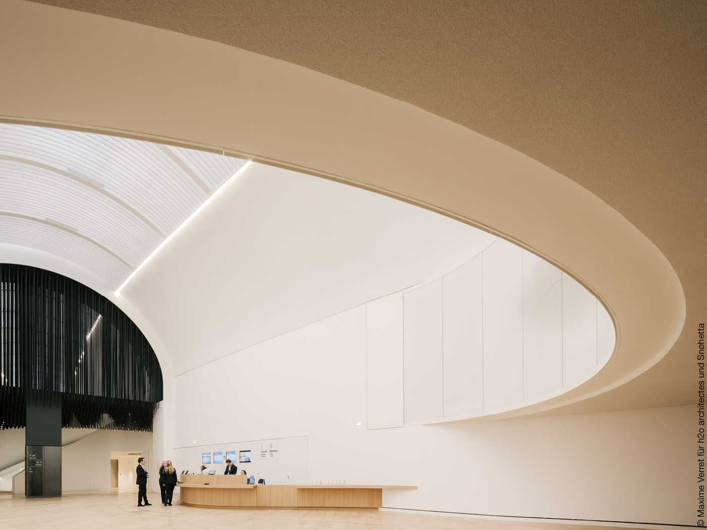 Großzügiger und geschwungener Empfangsbereich des Musée National de la Marine.