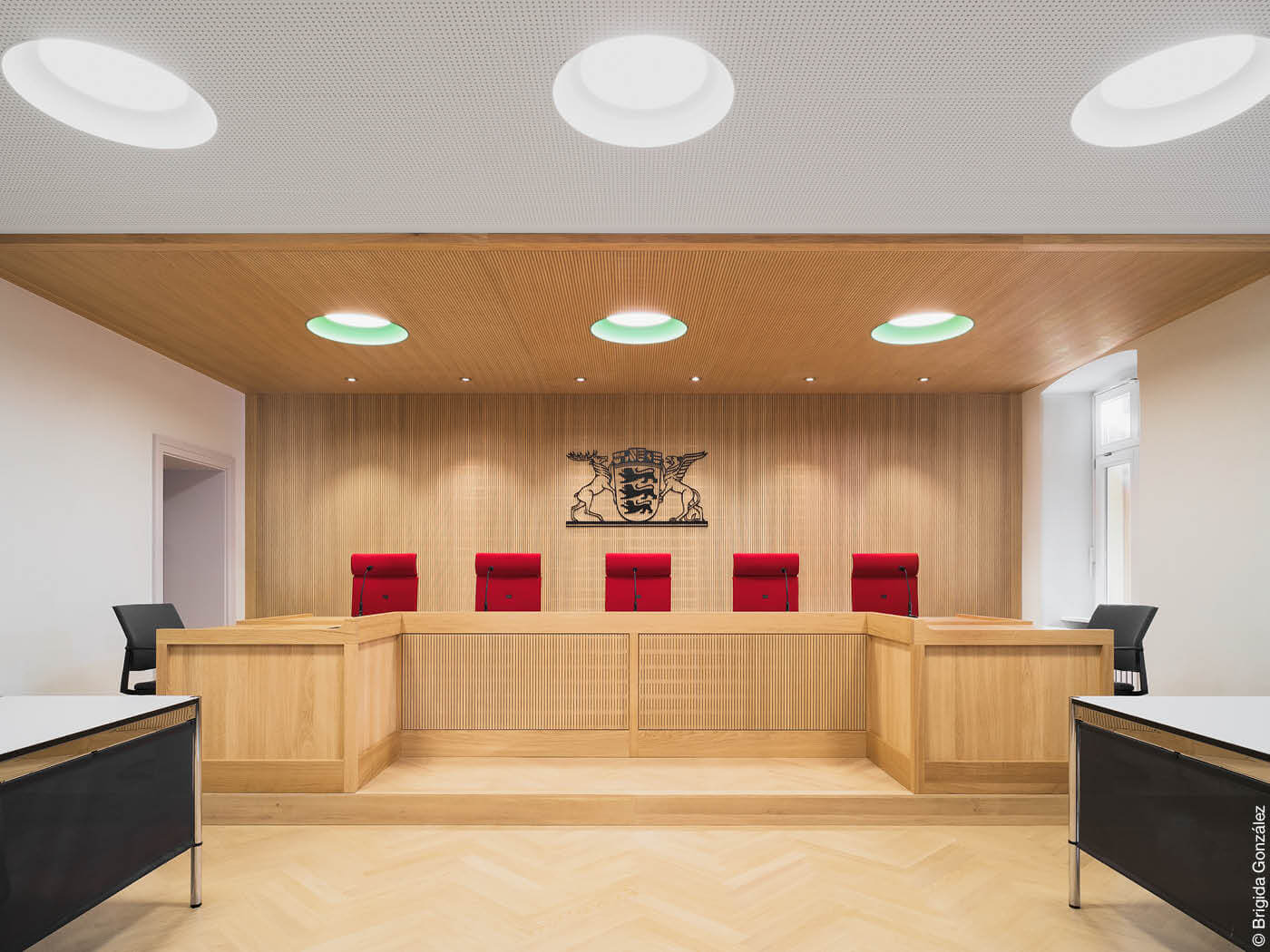 Gerichtssal mit roten Sesseln