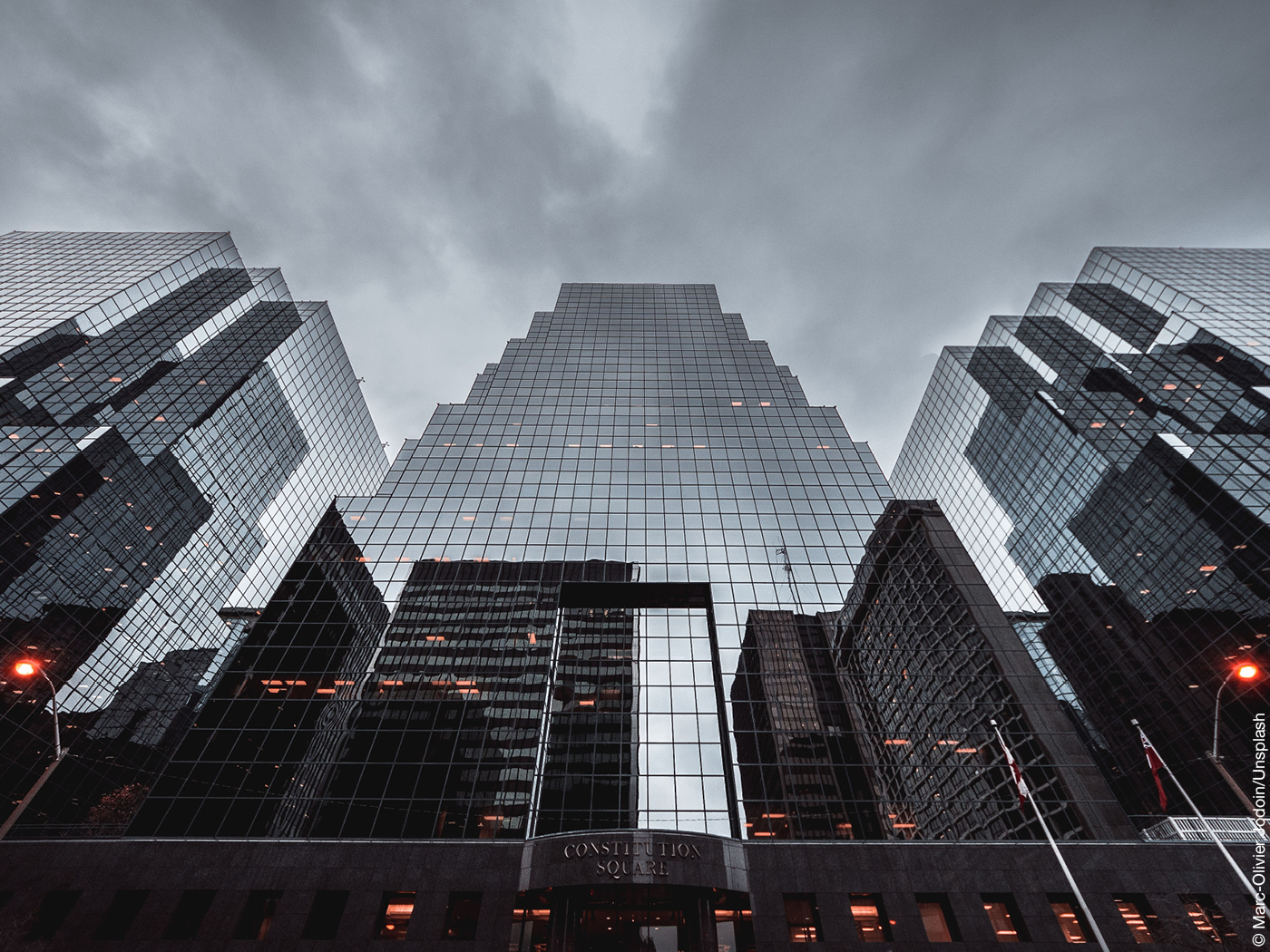 Hochhaus mit dunkler Glasfassade von unten 