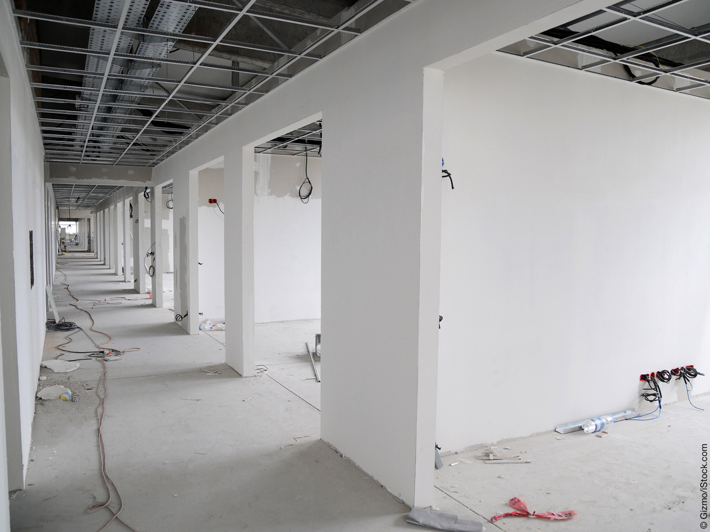 Das Foto zeigt den Innenausbau mit Trockenbauwänden und offener Decke