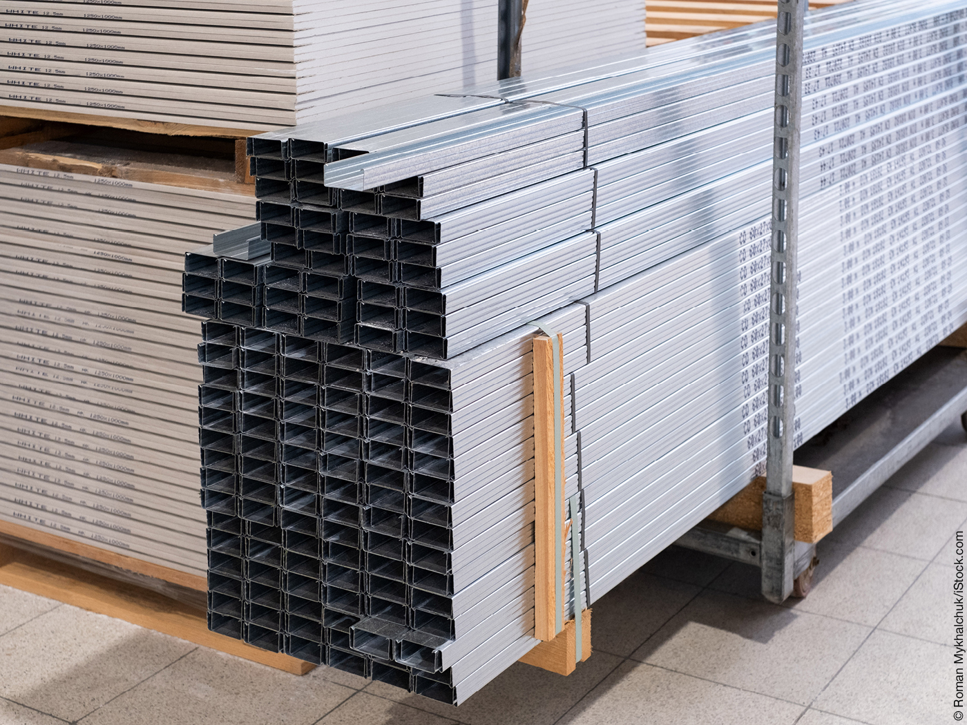 Das Foto zeigt einen Stapel Ständerwerk für offene Systeme im Trockenbau.