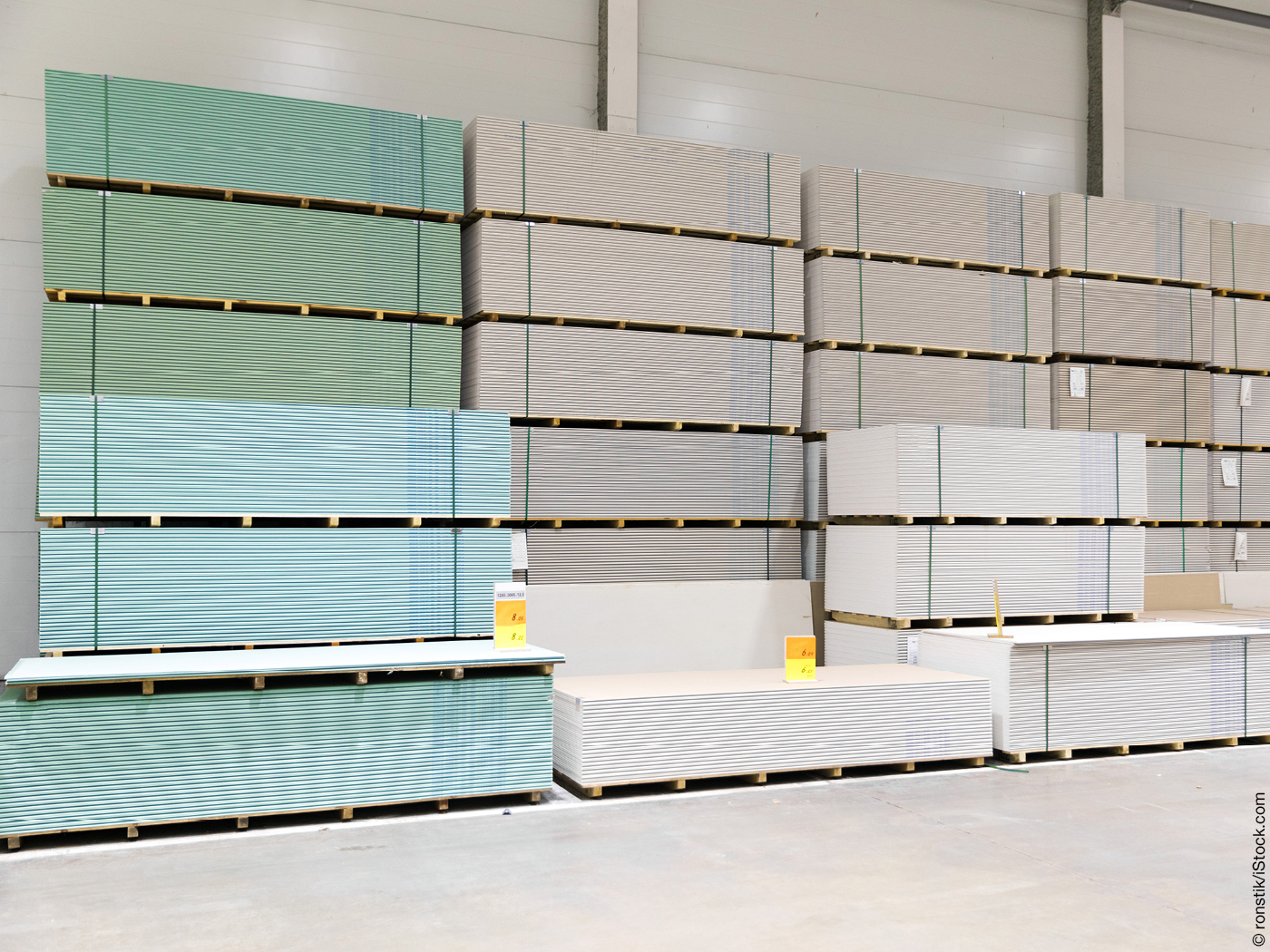 Das Foto zeigt Stapel von Gipskartonplatten, die bei offenen Systemen im Trockenbau eingesetzt werden können.