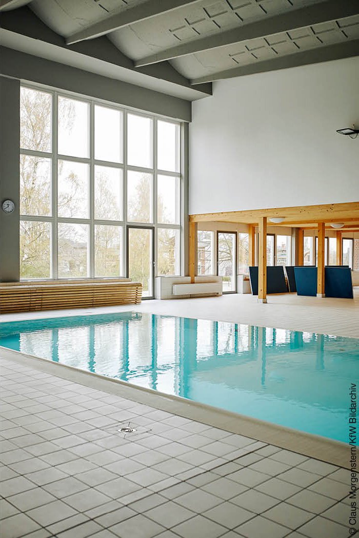 Schwimmbecken im Hallenbad